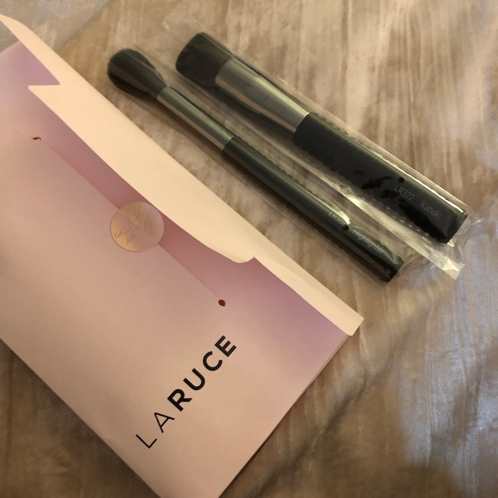 Laruce 2 Makeup Brushes - LR308 Highlighter & LF322 Kabuki Foundation Powder